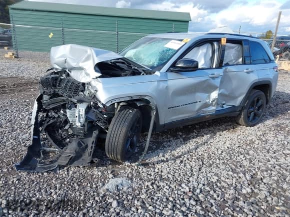 ✅ 2023 Jeep Grand Cherokee Laredo • VIN: 1C4RJHAG5P8829642 • Lot: 43522405. Wystawiony na IAAI z przebiegiem 26 012 mil. Bezpłatny archiwum sprzedaży aukcyjnych z USA i szczegółowy raport historii pojazdu na DreamBid. Zdjęcie 2.