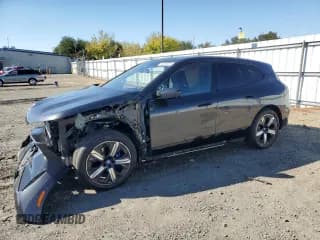 ✅ 2025 BMW iX xDrive50 • VIN: WB523CF09SCT24179 • Lot: 82559075. Wystawiony na Copart z przebiegiem 6 775 mil. Bezpłatny archiwum sprzedaży aukcyjnych z USA i szczegółowy raport historii pojazdu na DreamBid. Zdjęcie 1.