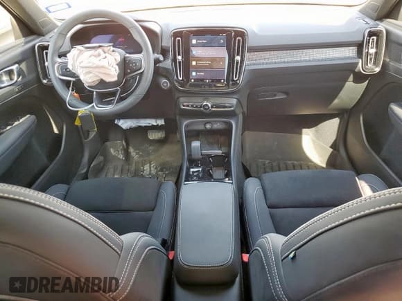 ✅ 2024 Volvo XC40 Plus Dark Theme • VIN: YV4L12UL0R2207108 • Lot: 67624985. Listed on Copart with 3,739 mi. Free auction sales archive from the USA and detailed vehicle history report at DreamBid. Image 8.