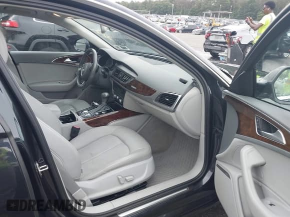 ✅ 2015 Audi A6 Premium Plus • VIN: WAUGFAFC8FN038492 • Lot: 42607965. Wystawiony na IAAI z przebiegiem 156 116 mil. Bezpłatny archiwum sprzedaży aukcyjnych z USA i szczegółowy raport historii pojazdu na DreamBid. Zdjęcie 5.