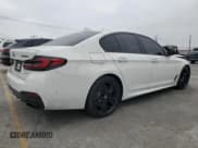 ✅ 2021 BMW 5 Series M550i xDrive • VIN: WBA13BK02MCF83535 • Lot: 66195595. Wystawiony na Copart z przebiegiem 54 000 mil. Bezpłatny archiwum sprzedaży aukcyjnych z USA i szczegółowy raport historii pojazdu na DreamBid. Zdjęcie 3.