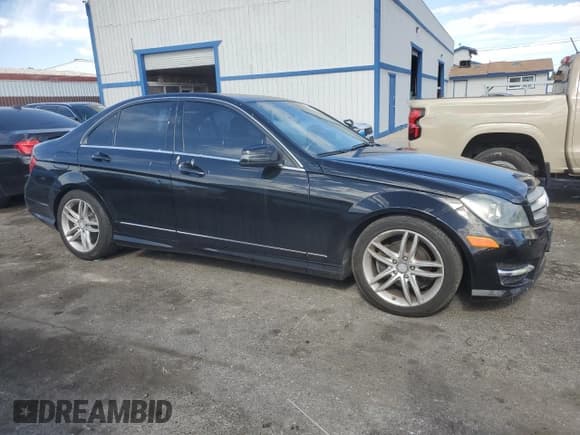 ✅ 2013 Mercedes-Benz C 250 Sport • VIN: WDDGF4HB7DA757042 • Lot: 54987555. Wystawiony na Copart z przebiegiem 122 968 mil. Bezpłatny archiwum sprzedaży aukcyjnych z USA i szczegółowy raport historii pojazdu na DreamBid. Zdjęcie 4.