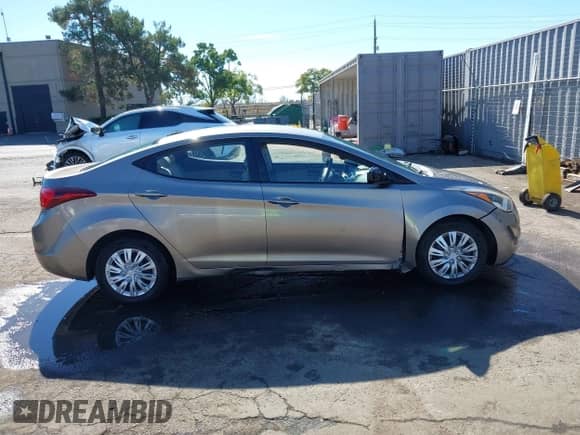 2016 Hyundai Elantra SE z VIN 5NPDH4AE8GH695143, wystawiony jako IAAI lot #43482332 z przebiegiem Nie podano mil oraz . Historia ofert i sprzedaży dostępna na DreamBid. Obrazek 13.