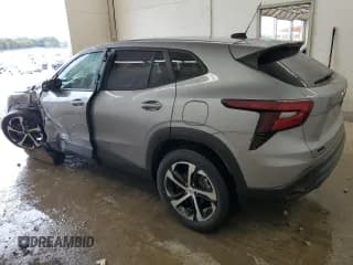 ✅ 2024 Chevrolet Trax 1RS • VIN: KL77LGE28RC144879 • Лот: 85490645. Опубликован ранее на Copart с пробегом 26 521 миль. Бесплатный доступ к архиву аукционных продаж из США и подробный отчёт об истории автомобиля на DreamBid. Изображение 2.