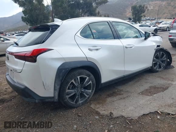 ✅ 2021 Lexus UX 200 • VIN: JTHX3JBHXM2037760 • Lot: 42208075. Wystawiony na IAAI z przebiegiem 30 427 mil. Bezpłatny archiwum sprzedaży aukcyjnych z USA i szczegółowy raport historii pojazdu na DreamBid. Zdjęcie 4.