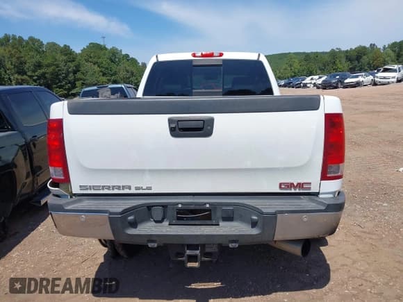 ✅ 2014 GMC Sierra 2500HD SLE • VIN: 1GT120C82EF188475 • Лот: 42869691. Опубликован ранее на IAAI с пробегом 121 657 миль. Бесплатный доступ к архиву аукционных продаж из США и подробный отчёт об истории автомобиля на DreamBid. Изображение 16.