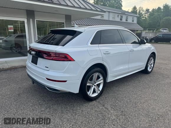✅ 2019 Audi Q8 Premium • VIN: WA1AVAF12KD018856 • Lot: 70913185. Wystawiony na Copart z przebiegiem 122 353 mil. Bezpłatny archiwum sprzedaży aukcyjnych z USA i szczegółowy raport historii pojazdu na DreamBid. Zdjęcie 4.