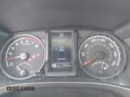 ✅ 2023 Toyota Tacoma SR • VIN: 3TYRX5GN4PT090136 • Lot: 43218664. Wystawiony na IAAI z przebiegiem 43 070 mil. Bezpłatny archiwum sprzedaży aukcyjnych z USA i szczegółowy raport historii pojazdu na DreamBid. Zdjęcie 7.