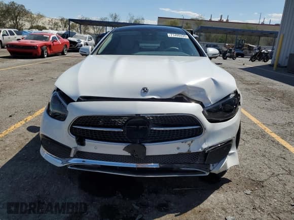 ✅ 2023 Mercedes-Benz E 450 • VIN: W1K1J5KB8PF207651 • Lot: 71499435. Wystawiony na Copart z przebiegiem 8 985 mil. Bezpłatny archiwum sprzedaży aukcyjnych z USA i szczegółowy raport historii pojazdu na DreamBid. Zdjęcie 5.