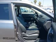 ✅ 2017 Nissan Rogue SL • VIN: 5N1AT2MV7HC889303 • Lot: 42888508. Wystawiony na IAAI z przebiegiem 77 158 mil. Bezpłatny archiwum sprzedaży aukcyjnych z USA i szczegółowy raport historii pojazdu na DreamBid. Zdjęcie 5.