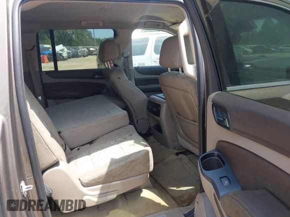 ✅ 2015 Chevrolet Suburban LT • VIN: 1GNSCJKC0FR513631 • Lot: 42879095. Wystawiony na IAAI z przebiegiem 239 851 mil. Bezpłatny archiwum sprzedaży aukcyjnych z USA i szczegółowy raport historii pojazdu na DreamBid. Zdjęcie 8.