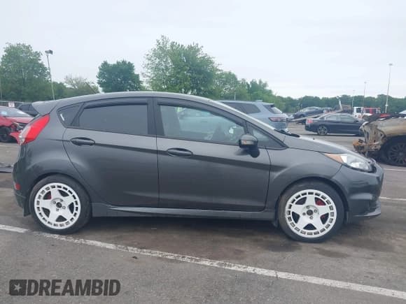 ✅ 2017 Ford Fiesta ST • VIN: 3FADP4GX9HM170718 • Lot: 42347671. Wystawiony na IAAI z przebiegiem 66 686 mil. Bezpłatny archiwum sprzedaży aukcyjnych z USA i szczegółowy raport historii pojazdu na DreamBid. Zdjęcie 13.