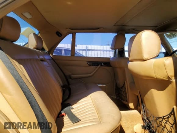 ✅ 1987 Mercedes-Benz 560 • VIN: WDBCA39D1HA280016 • Лот: 46277905. Опубликован ранее на Copart с пробегом 151 078 миль. Бесплатный доступ к архиву аукционных продаж из США и подробный отчёт об истории автомобиля на DreamBid. Изображение 10.