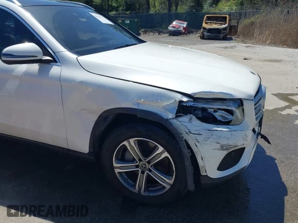 ✅ 2019 Mercedes-Benz GLC 300 • VIN: WDC0G4KB7KF642680 • Lot: 42032973. Wystawiony na IAAI z przebiegiem 137 539 mil. Bezpłatny archiwum sprzedaży aukcyjnych z USA i szczegółowy raport historii pojazdu na DreamBid. Zdjęcie 19.