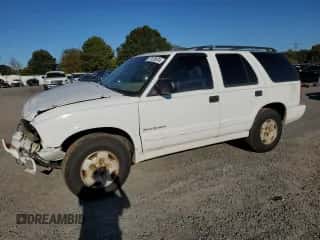 2000 Chevrolet Blazer LT z VIN 1GNDT13WXY2236550, wystawiony jako Copart lot #77170574 z przebiegiem 221 994 mil mil oraz Szkoda całkowita • Salvage title. Historia ofert i sprzedaży dostępna na DreamBid. Obrazek 1.