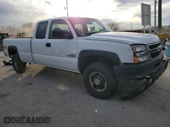 ✅ 2006 Chevrolet Silverado 2500HD Work Truck • VIN: 1GCHK29226E117541 • Лот: 85210894. Опубликован ранее на Copart с пробегом 323 223 миль. Бесплатный доступ к архиву аукционных продаж из США и подробный отчёт об истории автомобиля на DreamBid. Изображение 4.