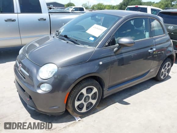 ✅ 2016 FIAT 500e • VIN: 3C3CFFGE7GT122081 • Lot: 42684051. Wystawiony na IAAI z przebiegiem Nie podano. Bezpłatny archiwum sprzedaży aukcyjnych z USA i szczegółowy raport historii pojazdu na DreamBid. Zdjęcie 2.
