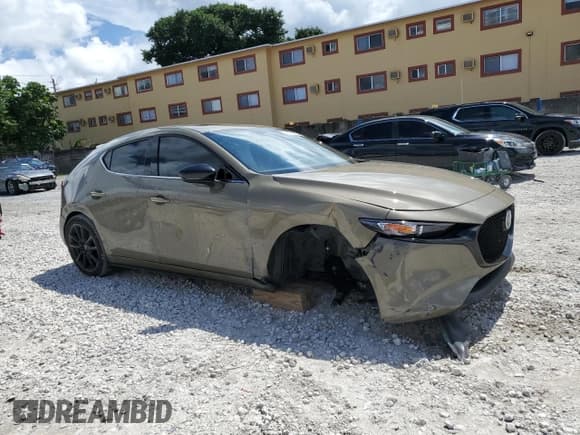 ✅ 2024 Mazda 3 Carbon Edition • VIN: JM1BPBYY4R1704817 • Lot: 82060155. Wystawiony na Copart z przebiegiem 8 435 mil. Bezpłatny archiwum sprzedaży aukcyjnych z USA i szczegółowy raport historii pojazdu na DreamBid. Zdjęcie 4.