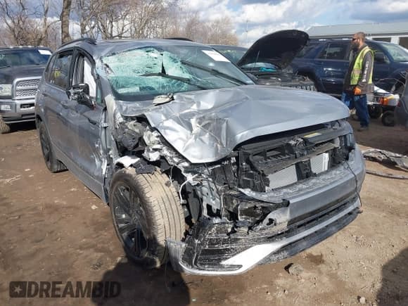 ✅ 2024 Volkswagen Tiguan SE R-Line Black • VIN: 3VVCB7AX2RM209005 • Lot: 41694881. Wystawiony na IAAI z przebiegiem 1 421 mil. Bezpłatny archiwum sprzedaży aukcyjnych z USA i szczegółowy raport historii pojazdu na DreamBid. Zdjęcie 1.