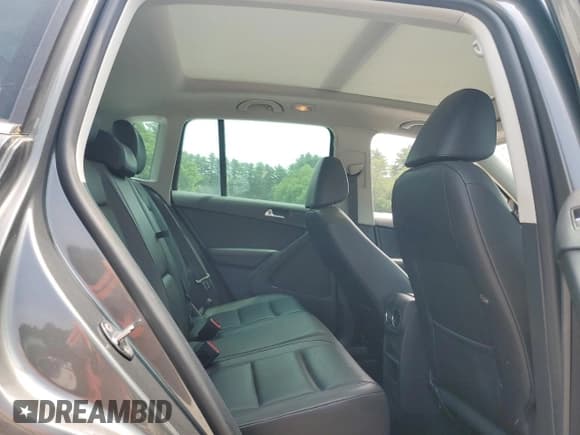 ✅ 2012 Volkswagen Tiguan SE • VIN: WVGBV7AX0CW005291 • Лот: 59867605. Опубликован ранее на Copart с пробегом 126 684 миль. Бесплатный доступ к архиву аукционных продаж из США и подробный отчёт об истории автомобиля на DreamBid. Изображение 11.