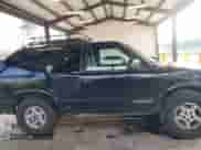 1999 Chevrolet Blazer LS z VIN 1GNCT18W3XK216840, wystawiony jako IAAI lot #41534524 z przebiegiem 199 982 mil mil oraz . Historia ofert i sprzedaży dostępna na DreamBid. Obrazek 13.