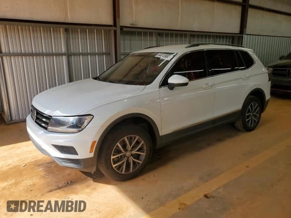✅ 2020 Volkswagen Tiguan SE • VIN: 3VV3B7AX7LM074725 • Lot: 84013985. Wystawiony na Copart z przebiegiem 180 964 mil. Bezpłatny archiwum sprzedaży aukcyjnych z USA i szczegółowy raport historii pojazdu na DreamBid. Zdjęcie 1.