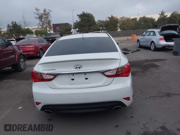 ✅ 2014 Hyundai Sonata SE • VIN: 5NPEC4AC7EH895543 • Lot: 43805583. Wystawiony na IAAI z przebiegiem 76 081 mil. Bezpłatny archiwum sprzedaży aukcyjnych z USA i szczegółowy raport historii pojazdu na DreamBid. Zdjęcie 17.