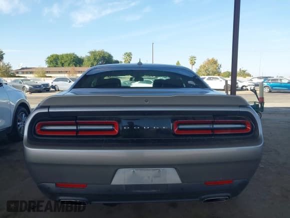 ✅ 2015 Dodge Challenger SXT Plus • VIN: 2C3CDZBGXFH700231 • Lot: 43407846. Wystawiony na IAAI z przebiegiem 129 305 mil. Bezpłatny archiwum sprzedaży aukcyjnych z USA i szczegółowy raport historii pojazdu na DreamBid. Zdjęcie 16.