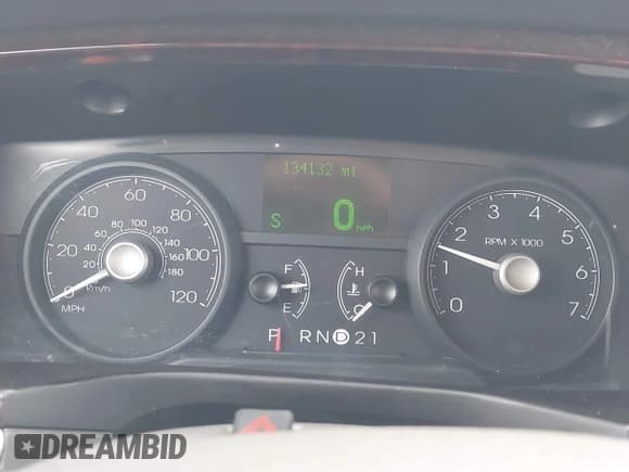 ✅ 2010 Lincoln Town Car Signature Limited • VIN: 2LNBL8CV7AX616671 • Lot: 43570037. Wystawiony na IAAI z przebiegiem 134 132 mil. Bezpłatny archiwum sprzedaży aukcyjnych z USA i szczegółowy raport historii pojazdu na DreamBid. Zdjęcie 7.