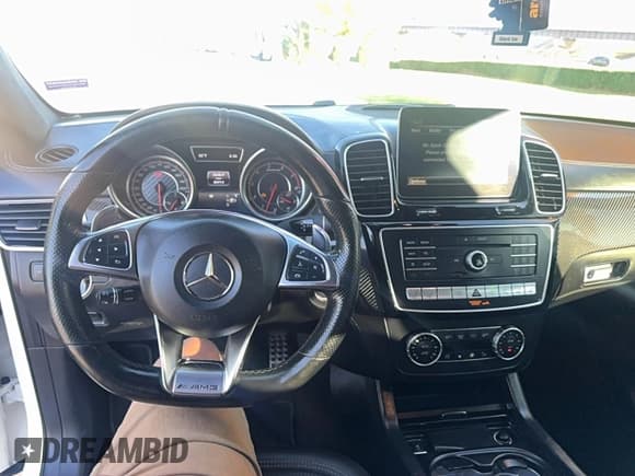 ✅ 2016 Mercedes-Benz GLE 63 S AMG • VIN: 4JGDA7FB4GA806164 • Lot: 93541115. Wystawiony na Copart z przebiegiem 86 914 mil. Bezpłatny archiwum sprzedaży aukcyjnych z USA i szczegółowy raport historii pojazdu na DreamBid. Zdjęcie 9.