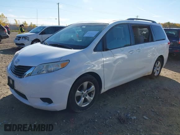 ✅ 2013 Toyota Sienna LE AAS • VIN: 5TDKK3DC0DS352877 • Лот: 43483758. Опубликован ранее на IAAI с пробегом 225 296 миль. Бесплатный доступ к архиву аукционных продаж из США и подробный отчёт об истории автомобиля на DreamBid. Изображение 2.
