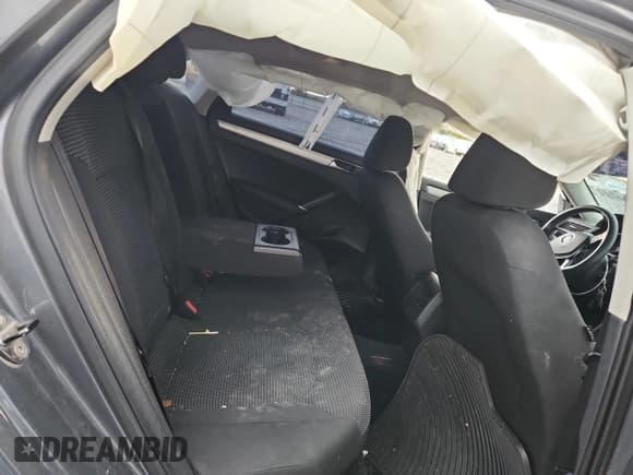 ✅ 2017 Volkswagen Passat S • VIN: 1VWAT7A38HC038239 • Lot: 86126035. Wystawiony na Copart z przebiegiem 178 689 mil. Bezpłatny archiwum sprzedaży aukcyjnych z USA i szczegółowy raport historii pojazdu na DreamBid. Zdjęcie 10.