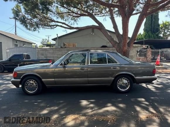✅ 1989 Mercedes-Benz 300 SE • VIN: WDBCA24D2KA446391 • Lot: 80225475. Wystawiony na Copart z przebiegiem 82 486 mil. Bezpłatny archiwum sprzedaży aukcyjnych z USA i szczegółowy raport historii pojazdu na DreamBid. Zdjęcie 12.