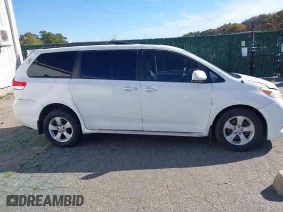 ✅ 2013 Toyota Sienna LE AAS • VIN: 5TDKK3DCXDS328568 • Лот: 43501693. Опубликован ранее на IAAI с пробегом 428 589 миль. Бесплатный доступ к архиву аукционных продаж из США и подробный отчёт об истории автомобиля на DreamBid. Изображение 13.
