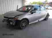 2022 Toyota Camry SE z VIN 4T1G11AK2NU651062, wystawiony jako IAAI lot #42473429 z przebiegiem 46 906 mil mil oraz . Historia ofert i sprzedaży dostępna na DreamBid. Obrazek 2.