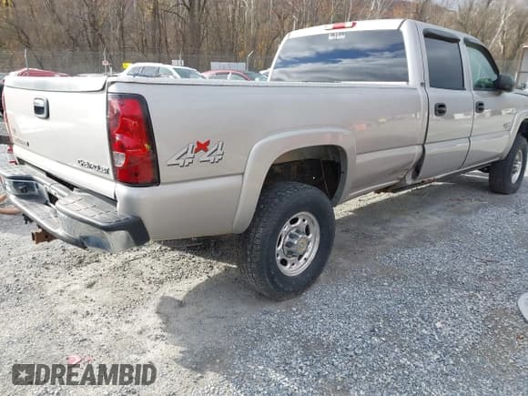 ✅ 2005 Chevrolet Silverado 2500HD LS • VIN: 1GCHK23235F842020 • Lot: 43671164. Wystawiony na IAAI z przebiegiem 270 891 mil. Bezpłatny archiwum sprzedaży aukcyjnych z USA i szczegółowy raport historii pojazdu na DreamBid. Zdjęcie 4.