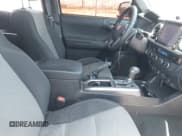 ✅ 2022 Toyota Tacoma SR • VIN: 3TMCZ5AN2NM490567 • Lot: 42471678. Wystawiony na IAAI z przebiegiem 26 894 mil. Bezpłatny archiwum sprzedaży aukcyjnych z USA i szczegółowy raport historii pojazdu na DreamBid. Zdjęcie 5.