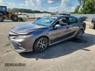 2022 Toyota Camry XLE z VIN 4T1F11AK4NU035259, wystawiony jako Copart lot #81580105 z przebiegiem 82 161 mil mil oraz Szkoda całkowita • Salvage title. Historia ofert i sprzedaży dostępna na DreamBid. Obrazek 1.