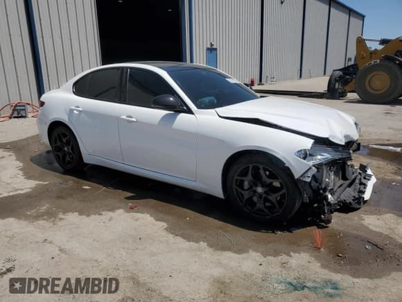 ✅ 2021 Alfa Romeo Giulia • VIN: ZARFAMAN8M7639772 • Lot: 52700185. Listed on Copart with 36,240 mi. Free auction sales archive from the USA and detailed vehicle history report at DreamBid. Image 4.