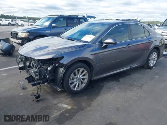 2023 Toyota Camry LE z VIN 4T1C11AK0PU822103, wystawiony jako IAAI lot #43244981 z przebiegiem 43 778 mil mil oraz . Historia ofert i sprzedaży dostępna na DreamBid. Obrazek 2.