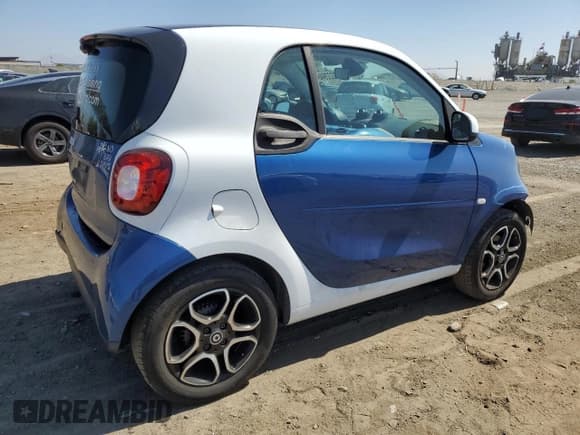 ✅ 2016 Smart fortwo Passion • VIN: WMEFJ5DA7GK063300 • Лот: 73229464. Опубликован ранее на Copart с пробегом 101 341 миль. Бесплатный доступ к архиву аукционных продаж из США и подробный отчёт об истории автомобиля на DreamBid. Изображение 3.
