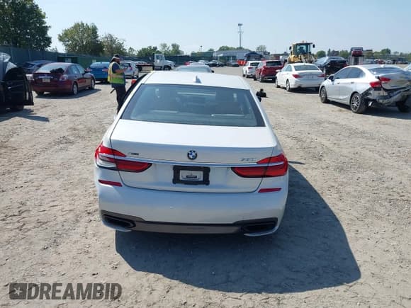 ✅ 2018 BMW 7 Series 750i xDrive • VIN: WBA7B0C52JG527303 • Lot: 43267694. Listed on IAAI with 76,111 mi. Free auction sales archive from the USA and detailed vehicle history report at DreamBid. Image 17.