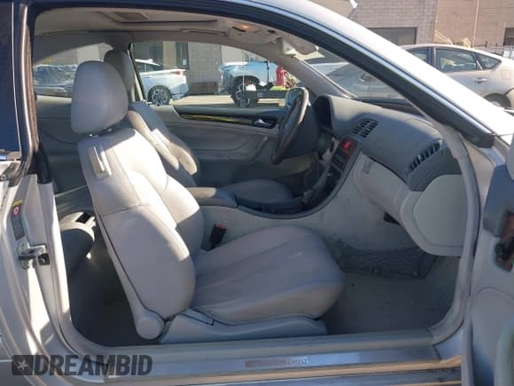 ✅ 2001 Mercedes-Benz CLK 320/430 • VIN: WDBLJ65G21T085022 • Lot: 43552659. Wystawiony na IAAI z przebiegiem 164 737 mil. Bezpłatny archiwum sprzedaży aukcyjnych z USA i szczegółowy raport historii pojazdu na DreamBid. Zdjęcie 5.