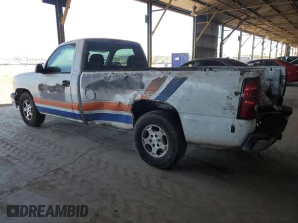 2004 Chevrolet Silverado 1500 LS z VIN 1GCEC14V54Z196818, wystawiony jako Copart lot #57126145 z przebiegiem Nie podano mil oraz Szkoda całkowita • Salvage title. Historia ofert i sprzedaży dostępna na DreamBid. Obrazek 2.