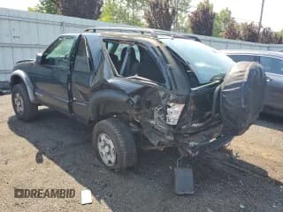 ✅ 2003 Chevrolet Blazer LS • VIN: 1GNCT18XX3K171656 • Lot: 68950285. Wystawiony na Copart z przebiegiem 530 330 mil. Bezpłatny archiwum sprzedaży aukcyjnych z USA i szczegółowy raport historii pojazdu na DreamBid. Zdjęcie 2.