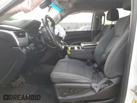 ✅ 2016 Chevrolet Suburban LS • VIN: 1GNSCGEC0GR180640 • Lot: 64640164. Wystawiony na Copart z przebiegiem 175 445 mil. Bezpłatny archiwum sprzedaży aukcyjnych z USA i szczegółowy raport historii pojazdu na DreamBid. Zdjęcie 7.