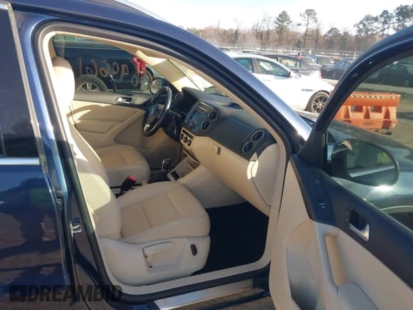 ✅ 2013 Volkswagen Tiguan S • VIN: WVGBV3AX4DW580441 • Lot: 43699661. Wystawiony na IAAI z przebiegiem 155 656 mil. Bezpłatny archiwum sprzedaży aukcyjnych z USA i szczegółowy raport historii pojazdu na DreamBid. Zdjęcie 5.