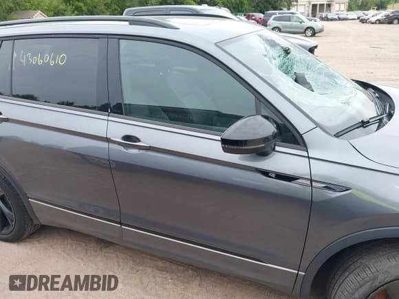 ✅ 2024 Volkswagen Tiguan SE R-Line Black • VIN: 3VV8B7AX9RM105729 • Lot: 43060610. Wystawiony na IAAI z przebiegiem 13 435 mil. Bezpłatny archiwum sprzedaży aukcyjnych z USA i szczegółowy raport historii pojazdu na DreamBid. Zdjęcie 13.