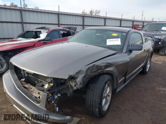 ✅ 2005 Ford Mustang Deluxe • VIN: 1ZVHT80N755107848 • Lot: 43667529. Listed on IAAI with 189,380 mi. Free auction sales archive from the USA and detailed vehicle history report at DreamBid. Image 2.