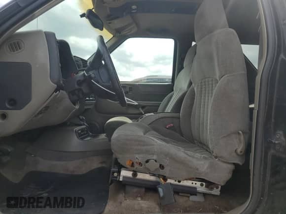 1999 Chevrolet Blazer LS z VIN 1GNCT18W6XK224253, wystawiony jako Copart lot #50708405 z przebiegiem 209 711 mil mil oraz Szkoda całkowita • Salvage title. Historia ofert i sprzedaży dostępna na DreamBid. Obrazek 7.